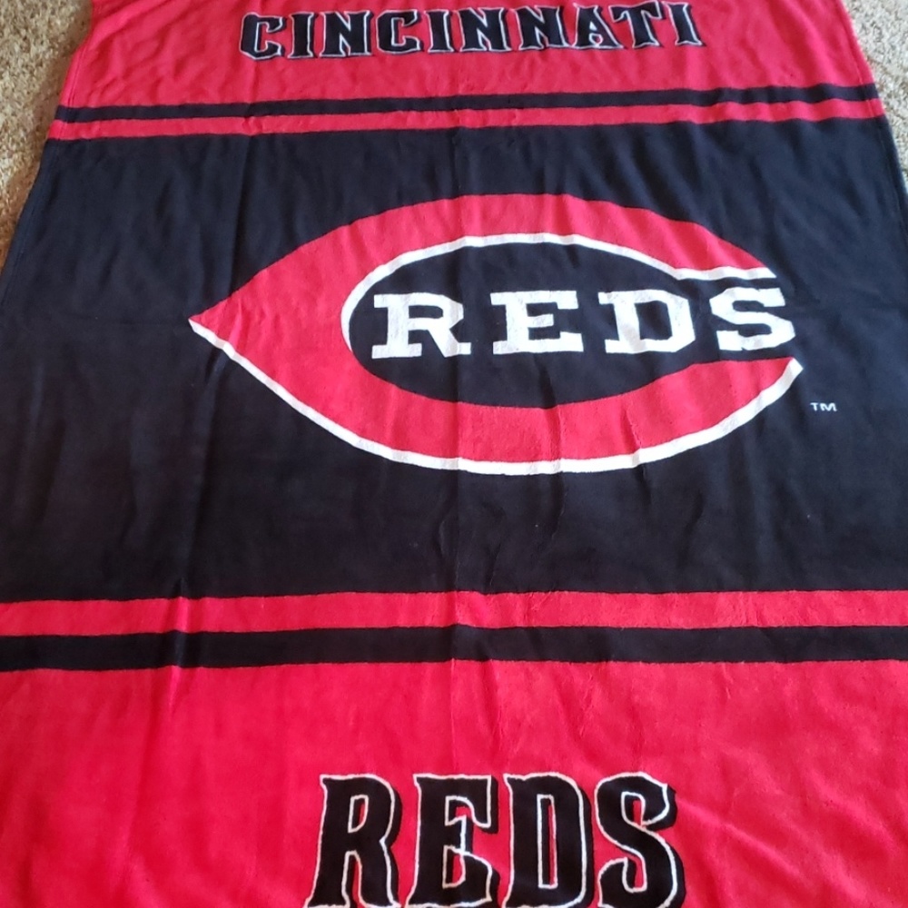 COPY - Cincinnati Reds throw